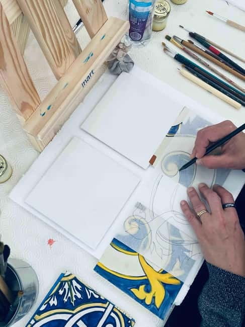 Paint your tile and create your unique piece in an art gallery in Lisbon - The workshop flow: from tile history to your first painted lines
