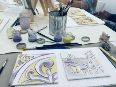 Paint your tile and create your unique piece in an art gallery in Lisbon - Meeting at Galeria 1758: a friendly studio setting with real tools