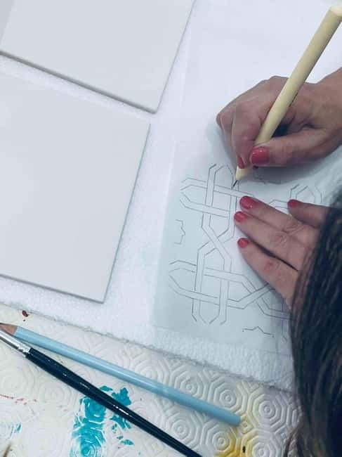 Paint your tile and create your unique piece in an art gallery in Lisbon - The majolica-on-glaze basics: what you’ll learn (and why it helps)