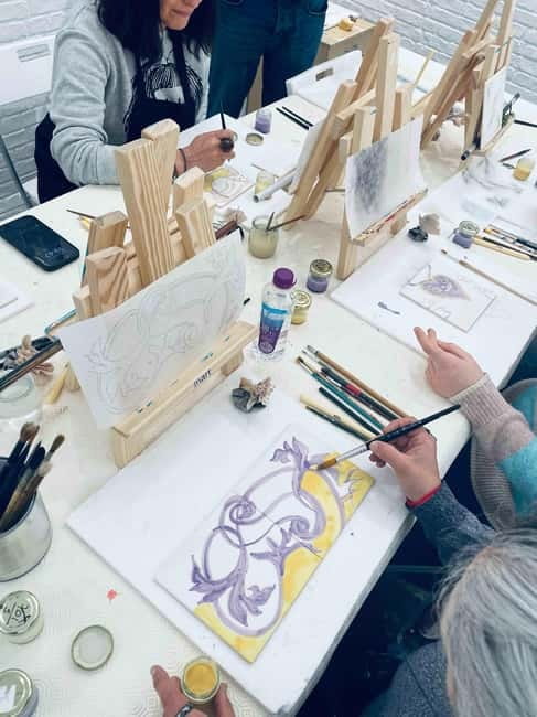 Paint your tile and create your unique piece in an art gallery in Lisbon - Your two hand-painted tiles: how you create something you’ll actually keep