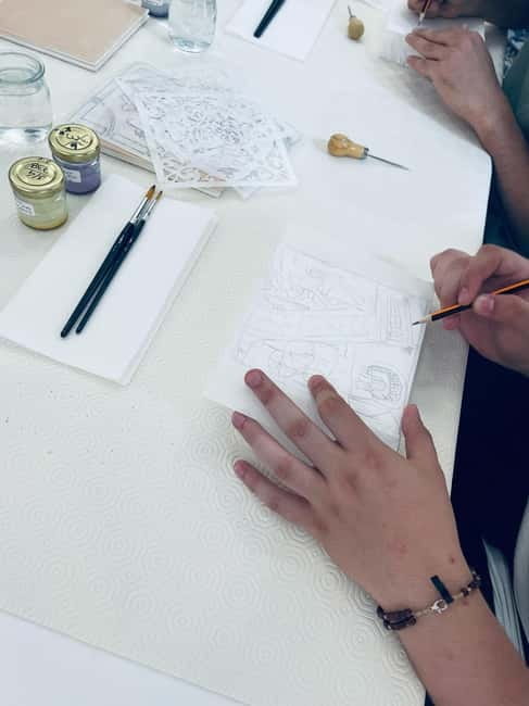 Paint your tile and create your unique piece in an art gallery in Lisbon - Who should book this workshop in Lisbon
