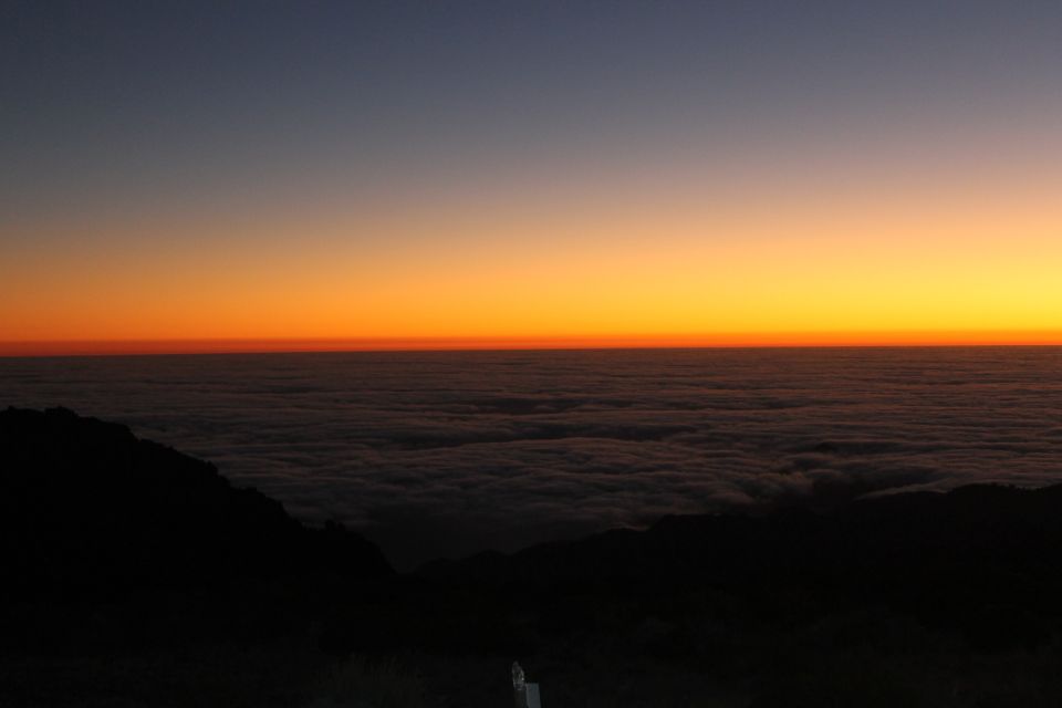Pico do Arieiro: Private 4x4 Sunrise Trip with Hot Drinks - The Climb and Photo Stop on the Way Up
