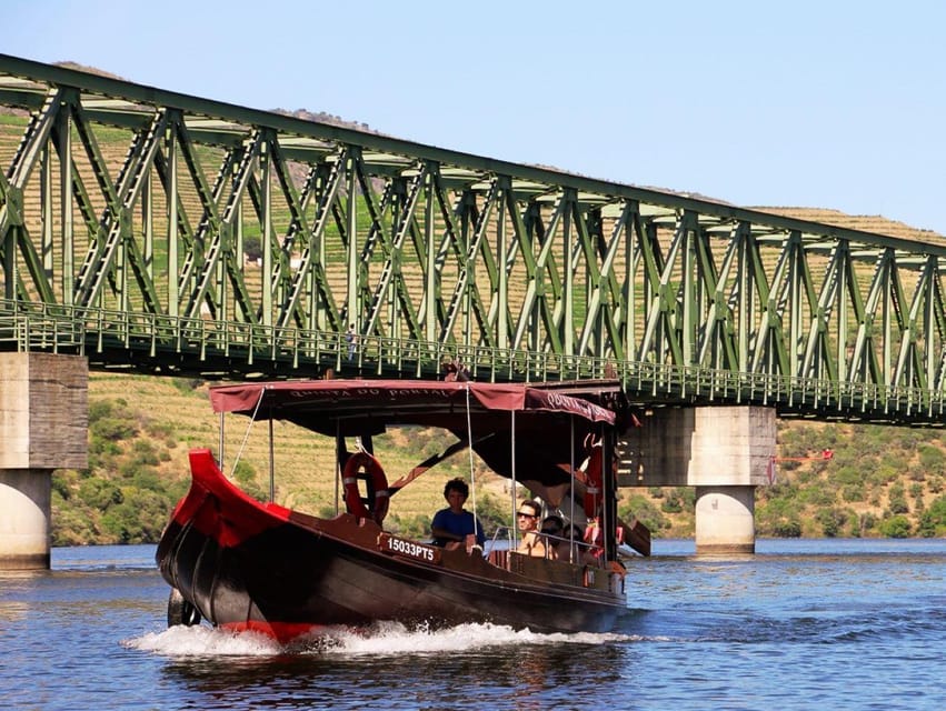 Pinhão: Rabelo Boat 1-Hour Tour - Entering the route: Ponte do Pinhão and the first look at the terraced hills