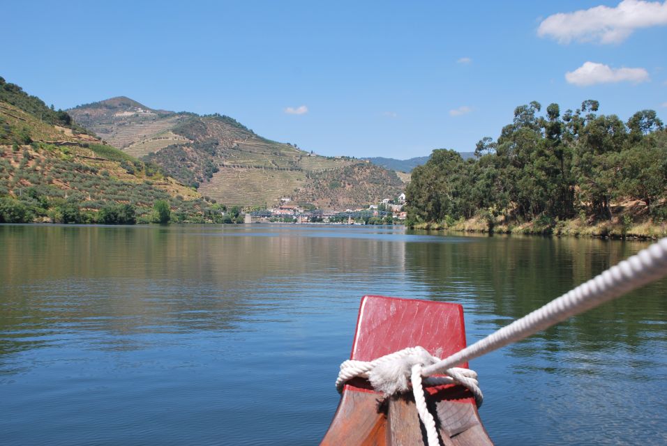 Pinhão: Rabelo Boat 1-Hour Tour - Quinta da Romaneira, Quinta do Pessegueiro, and Quinta do Ventozelo: the return cruise becomes a quiz