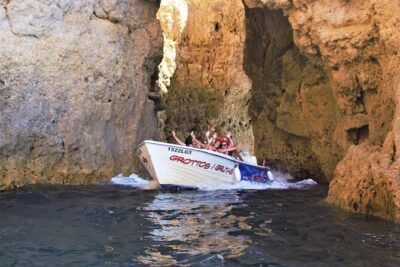Ponta da Piedade Grotto Tour - The crew’s piloting and storytelling style