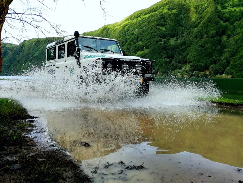 Ponta Delgada: Full-Day Sete Cidades 4X4 Tour with Lunch - Sete Cidades rim roads and the São Nicolau church stop