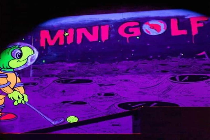 Porto: 18-Hole Indoor Mini Golf Ticket with UV Light Courses - Price and value: what $20 buys you