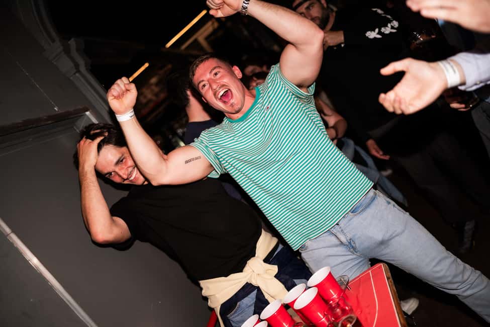 Porto: 4 Bar Pub Crawl, 7 Drinks, & Skip-the-Line Club Entry - Largo de Alberto Pimentel: guided time plus the first drinking momentum