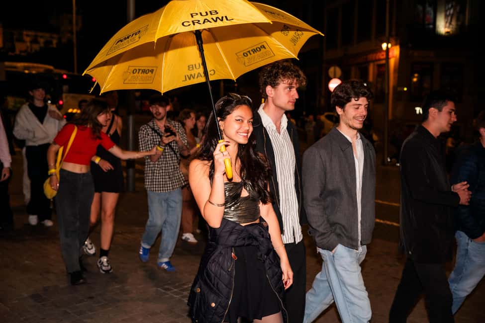 Porto: 4 Bar Pub Crawl, 7 Drinks, & Skip-the-Line Club Entry - Rua da Galeria de Paris: two hours where the group clicks