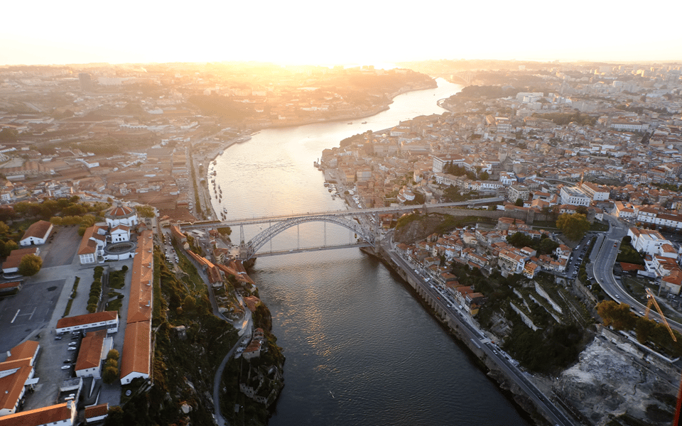 Porto: 5D Flight over de City for all family. - Time savers vs. what it cannot replace