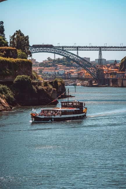 Porto: 6 Bridges Cruise on a Traditional Rabelo Boat - Bridge-by-Bridge: How the Douro Changes as You Pass Porto and Gaia