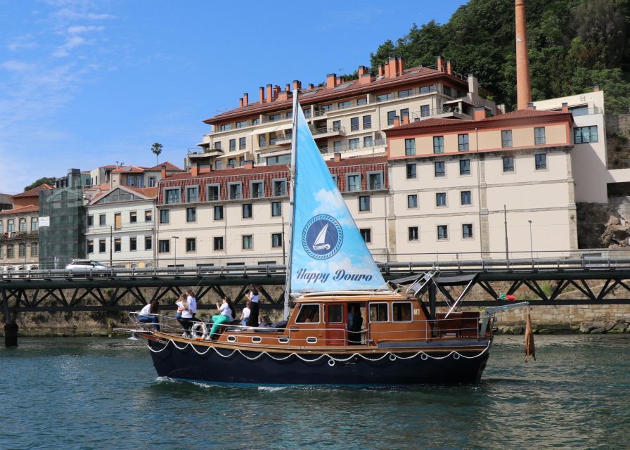 Porto: Classic Boat Cruise on the Douro River - Snacks, welcome drink, and the onboard vibe that stays relaxed