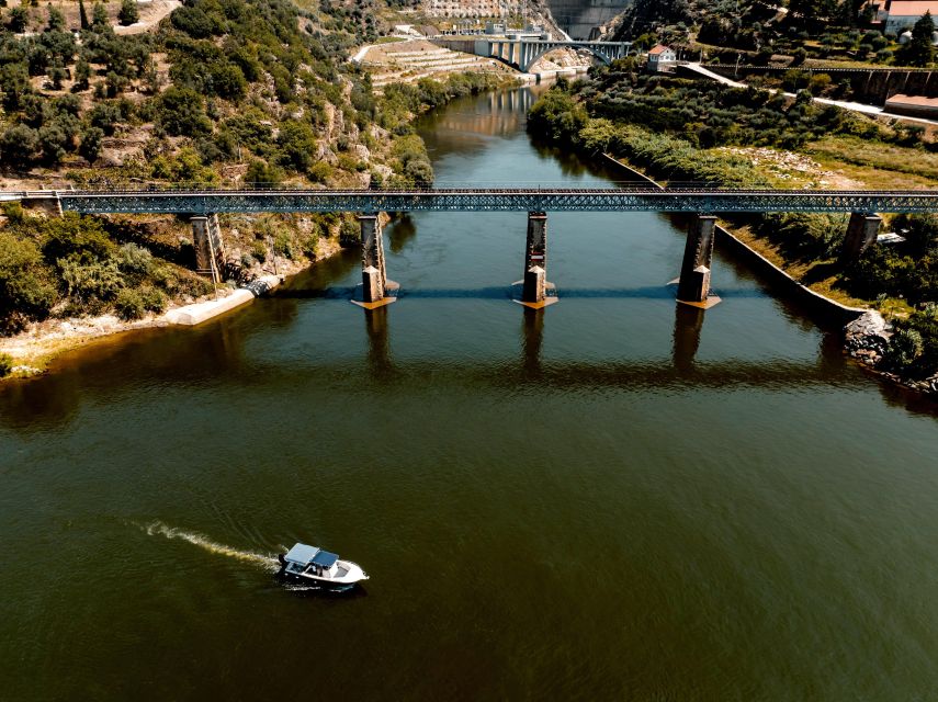Porto: Douro Valley Full-Day Boat, Train, and Lunch Tour - Pinhão boat cruise on the Douro: Port or sparkling, plus blankets