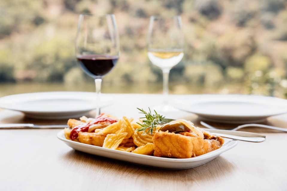 Porto: Douro Valley Full-Day Boat, Train, and Lunch Tour - The train ride through the valley: clickety-clack nostalgia with big views