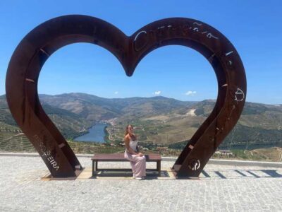 Porto: Douro Valley Wine Tour with a Sommelier & Boat Trip - Your morning in Penafiel: Vinho Verde vineyards and a centuries-old family scene