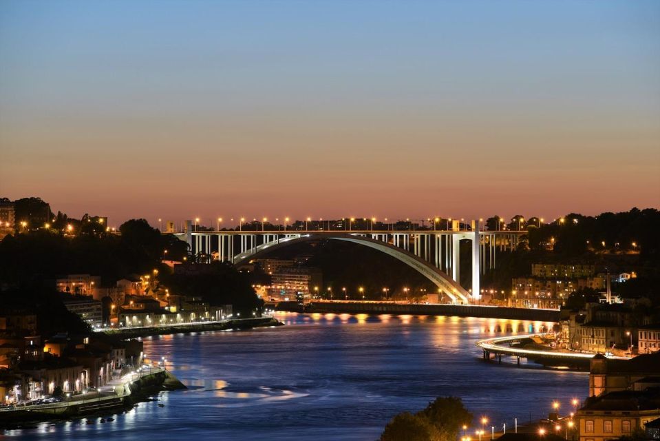Porto Fado Night Show + Dinner - The Meeting Point at Touch Tours Porto (Rua das Carmelitas 70)