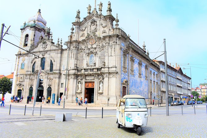 Porto Guided Tour to the Historical Center on a Tuk Tuk - Praça da Batalha area and Fonte dos Leões: squares that remember everything