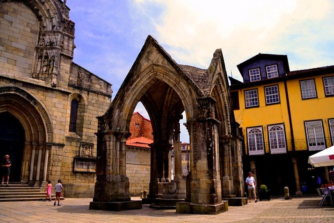Porto: Guimaraes & Braga Small Group Tour with Lunch and Tickets - Hotel Pickup in Porto to the North: Saving Your Energy Early
