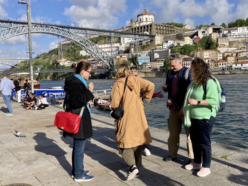 Porto: Highlights & hidden gems Walk - max 10 - Fonte dos Leões and the Church of Carmo: small landmarks, big atmosphere
