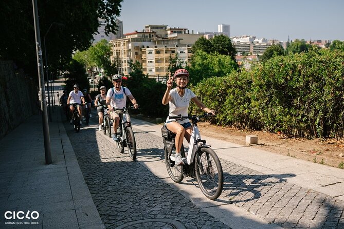Porto Highlights in 3 Hours E-Bike Tour - Historical, Sightseeing - Catedral do Porto: ancient walls and a calm pause