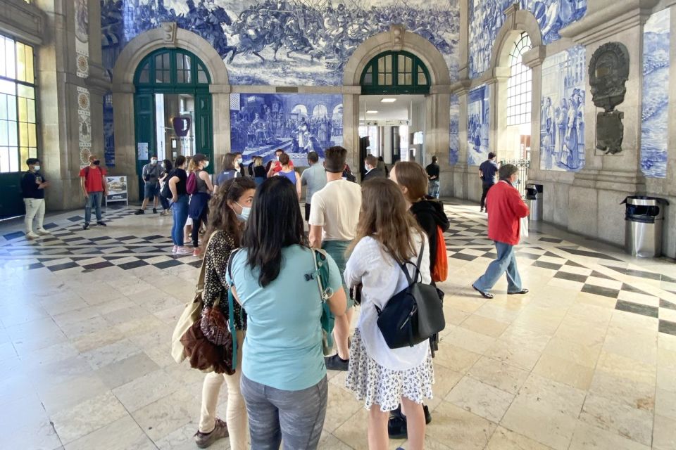 Porto: Historical Center Walking Tour - Wine, Olive Oil, and the Virtudes Gardens Picnic Payoff