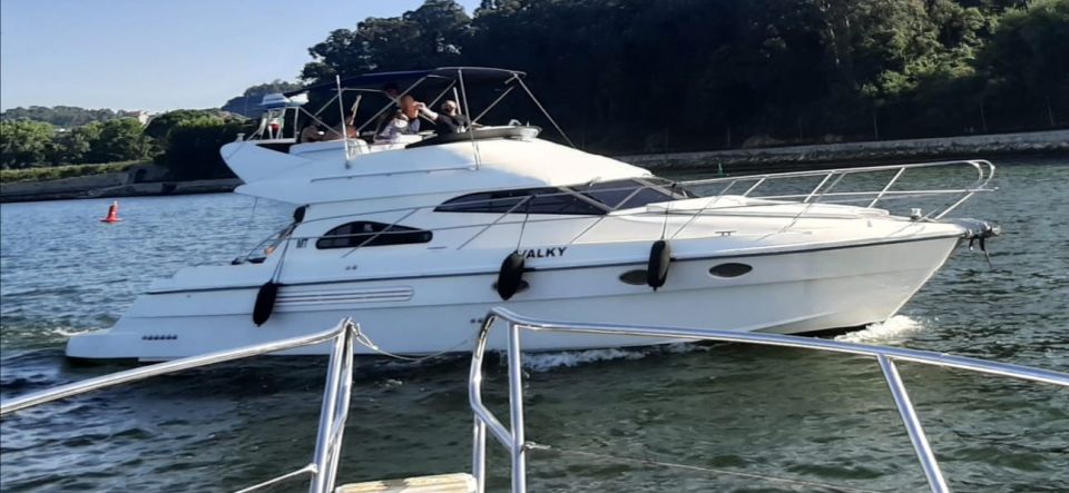 Porto: Luxury Yacht Tour of the 6 Bridges and Douro Estuary - Boarding experience: sangria first, then the bridges