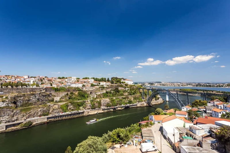 Porto: Magic Train Tour and Port Wine Cellar with Tastings - Meeting point and voucher exchange: the tiny step that can derail you