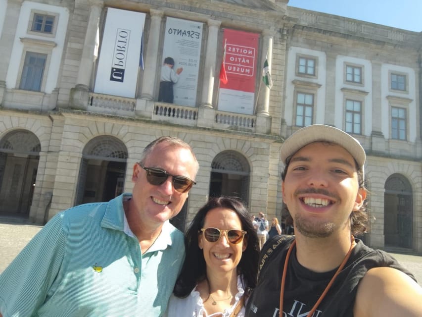 Porto Private Half Day Walking Tour: Cruise & Wine Tasting - Lions’ Fountain to Praça de Gomes Teixeira: Getting oriented in Porto