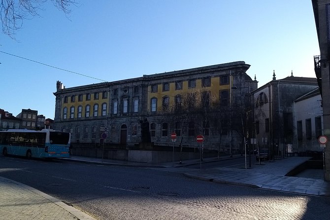 Porto private morning Tour, discover the most iconic attractions - Igreja do Carmo, Igreja das Carmelitas, and Casa Escondida