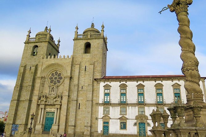 Porto Private Personalized Full Day Journey from Lisbon - Sao Bento Station: a free stop with a strong payoff
