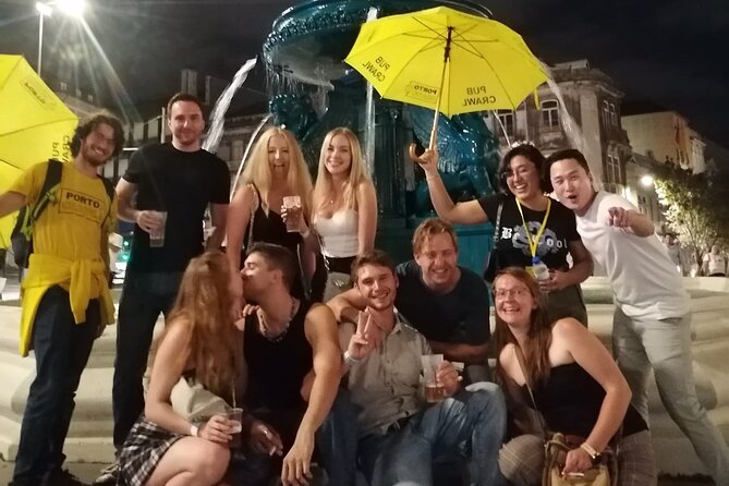 Porto Pubcrawl: 5h,7 Drinks,4 bars &Skip the line Club Entry - Meeting point at Fonte dos Leões: finding the group fast