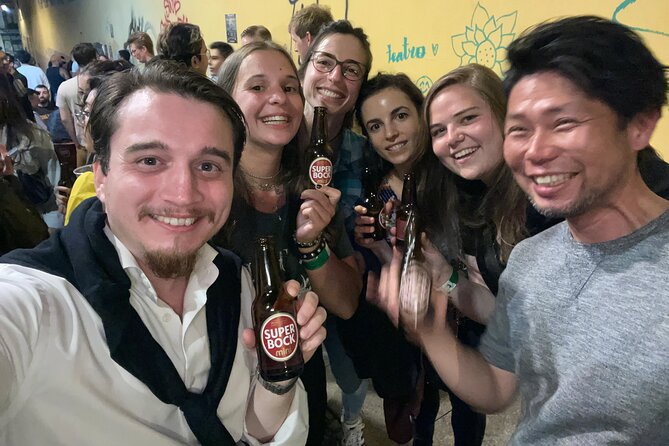 Porto Pubcrawl: 5h,7 Drinks,4 bars &Skip the line Club Entry - Guide energy: why the night feels social instead of chaotic