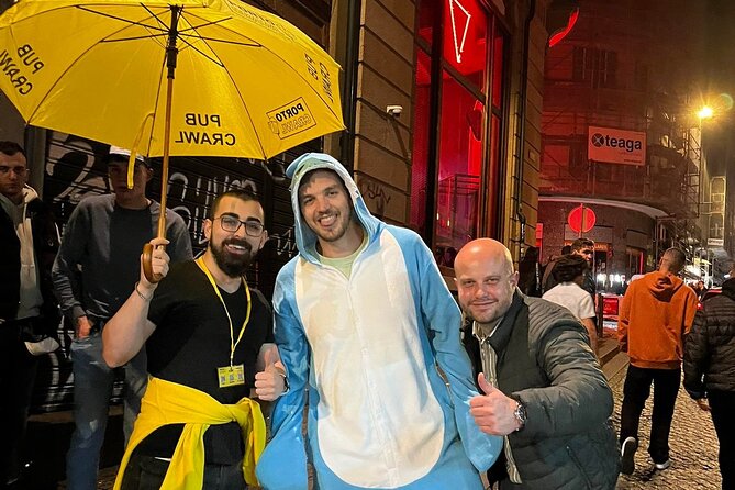 Porto Pubcrawl: 5h,7 Drinks,4 bars &Skip the line Club Entry - Stop 1: Fonte dos Leões and the quick kickoff