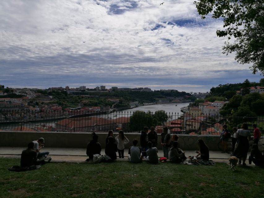 Porto: Riverside Panoramic E-Bike Tour - Jardim do Cálem: city parks, lakes, and birds
