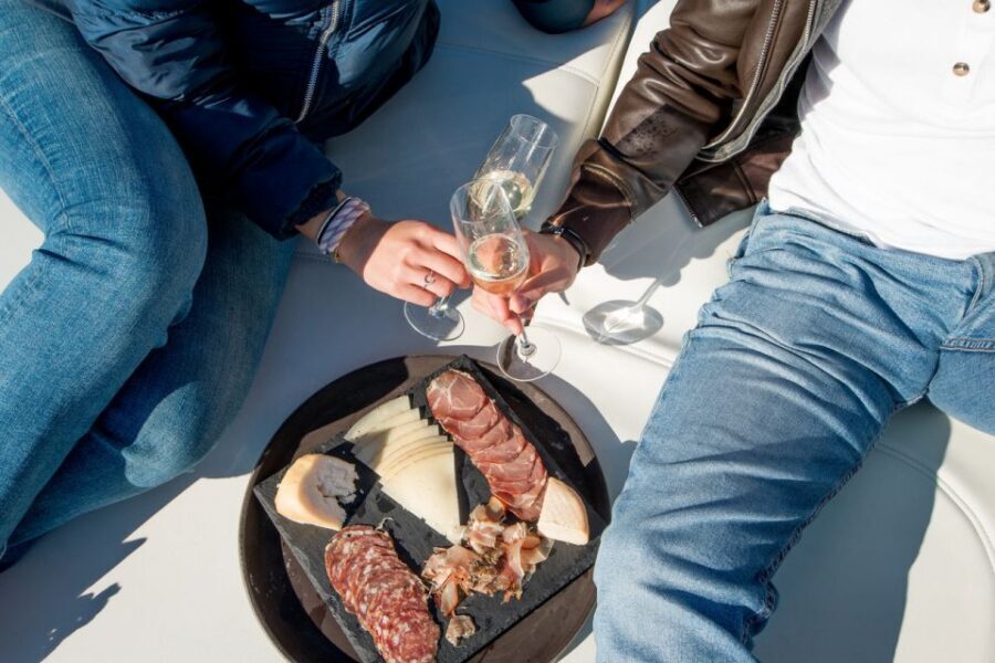 Porto: Romantic Sailboat Cruise - Onboard vibe: drinks, snacks, and the crew’s role
