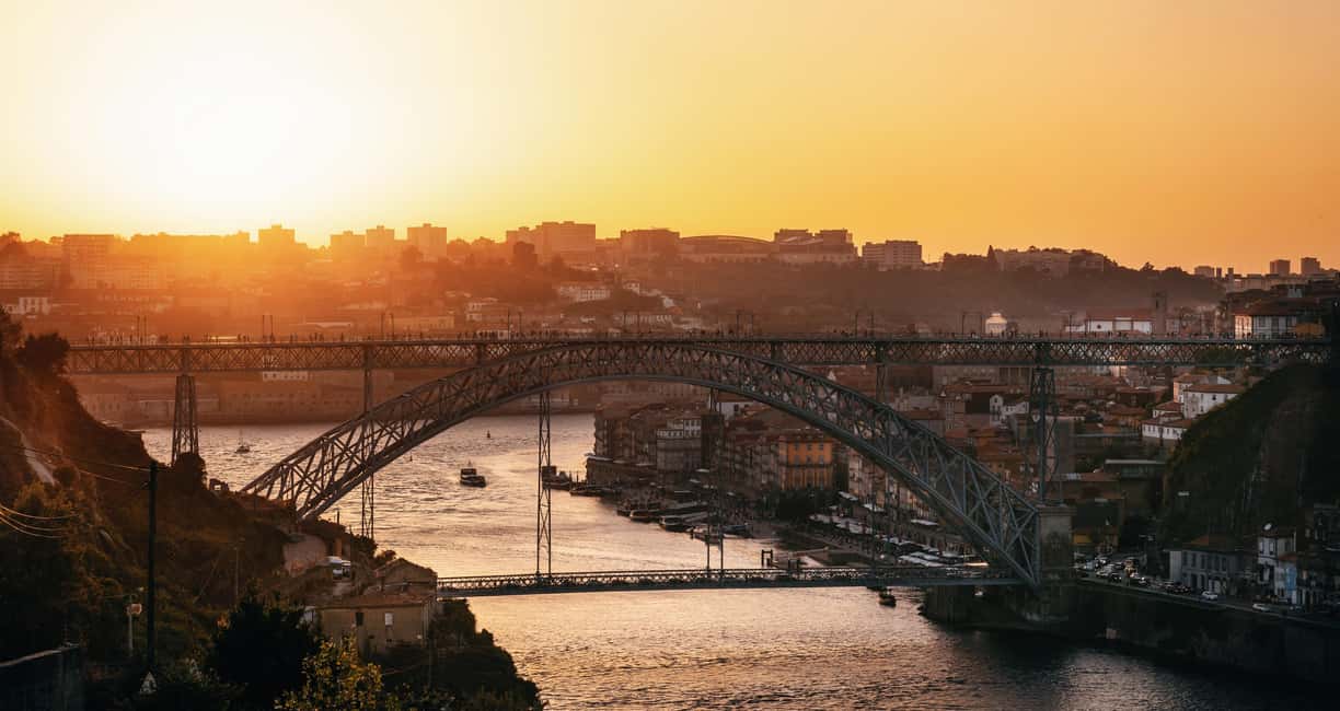 Porto: Sunset Walking Tour with Port Wine and Views - Meeting at São Bento: why this start point works