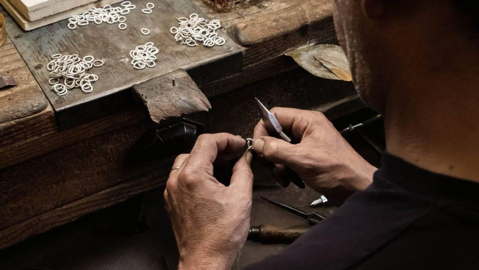 Porto: Tour to the world of silver in a century-old workshop - Family business craft: 120 years and six generations of making