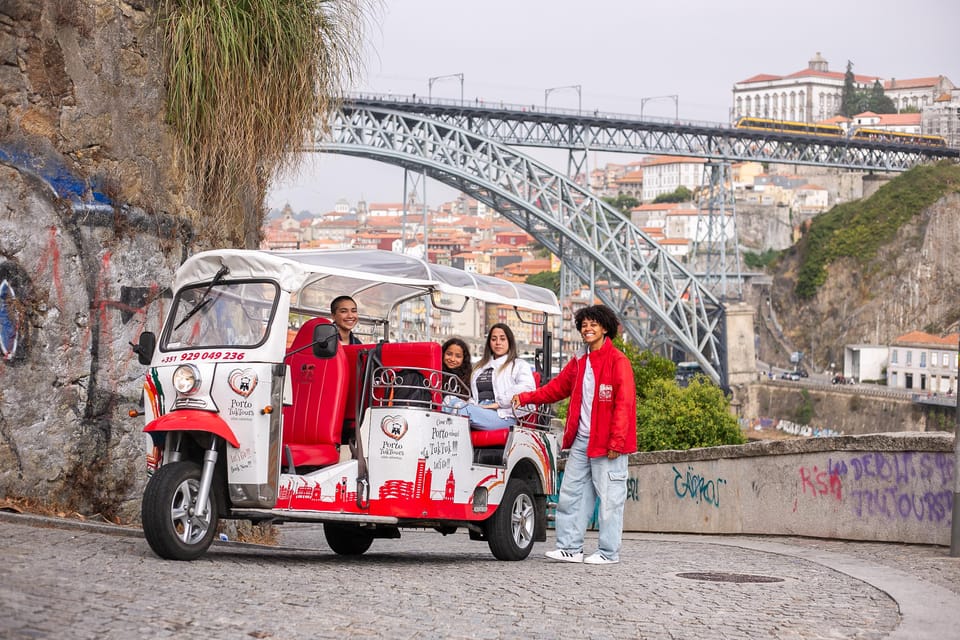 Porto: Tuk tuk Tours with Port Wine Tasting - Meeting at the Sé Cathedral area (Vímara Peres statue)