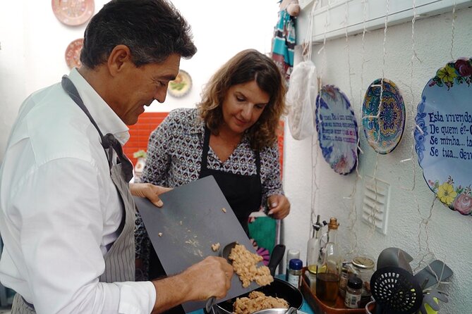 Portuguese flavors in a typical village home - Cooking time: guided teamwork with seasonal Portuguese flavor
