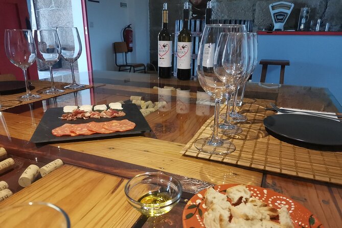 PREMIUM TASTING and TAPAS with GUIDED TOUR - A Small-Group Wine and Tapas Stop in Northern Portugal