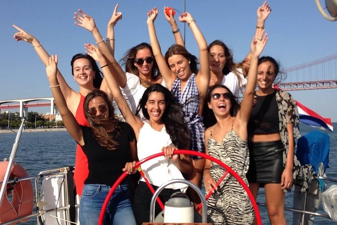 PRIVATE BOAT TOUR Lisbon - From 25 de Abril Bridge to Praça do Comércio: Big-City Views in Motion