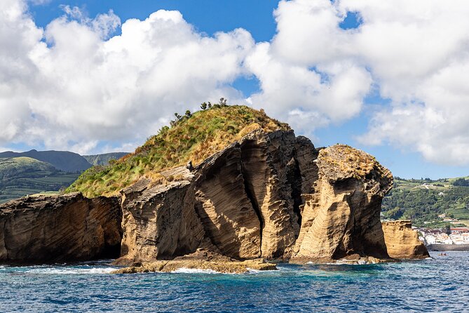 Private boat tour of the islets in Vila Franca do Campo - Island walk on a volcanic formation: what the guide brings to the visit