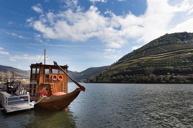 Private Douro Valley Wine Tour: 2 Wine Estates, Lunch and Cruise - Estrada Nacional 222 and the photo stop you’ll actually use