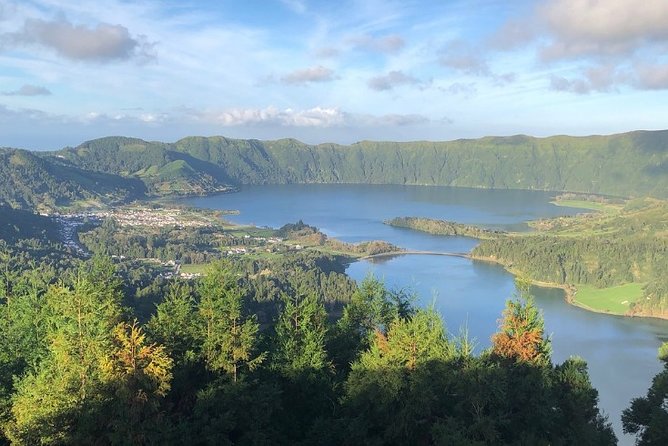 Private Full-Day 4x4 Tour to Lagoa do Fogo & Lagoa das Sete Cidades - Cruising the north ridge of Caldeira das Sete Cidades