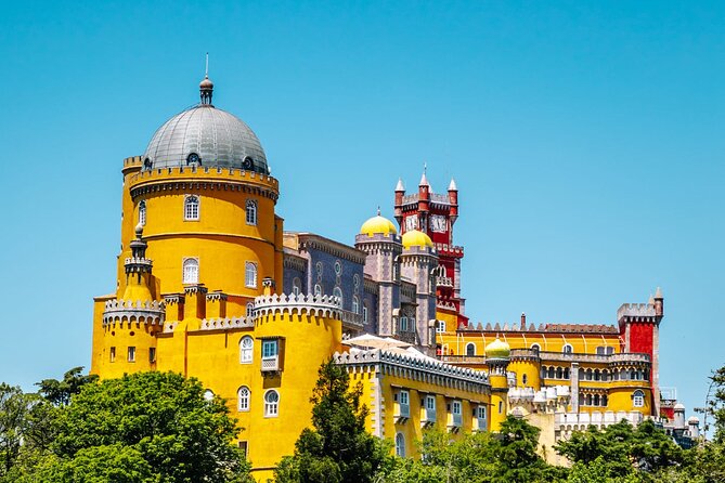 Private Local Sintra Tour: Palaces & Coast by Classic Car or Jeep - Azenhas do Mar: a local-feeling beach stop with ocean drama