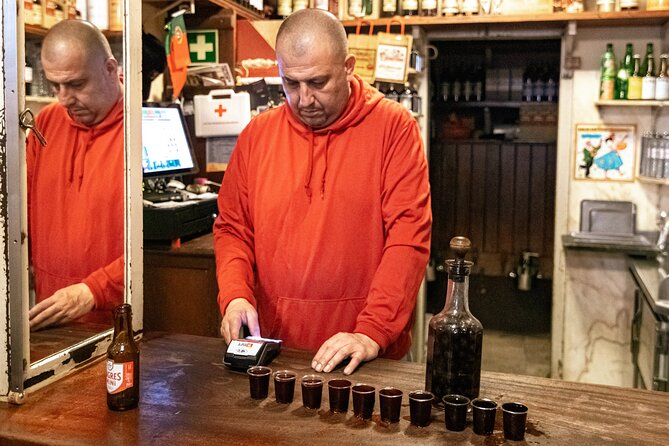 Private Night Bar Crawl in Lisbon with Local Guide and Drinks - Stop 1: Largo do Carmo and the first drink that breaks the ice