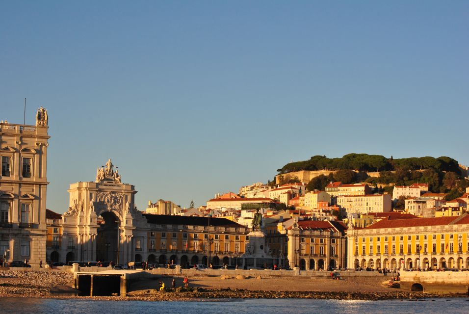 Private Romantic cruise with sparkling wine- 2-Hour- Lisbon - The crew role: discreet skipper energy with real friendliness