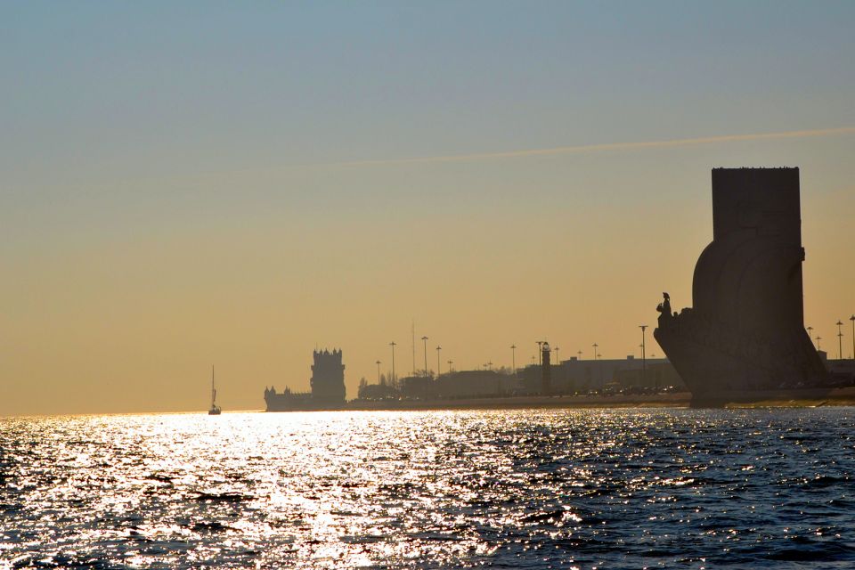 Private Romantic cruise with sparkling wine- 2-Hour- Lisbon - Lisbon skyline and coastline views: how to get the best experience