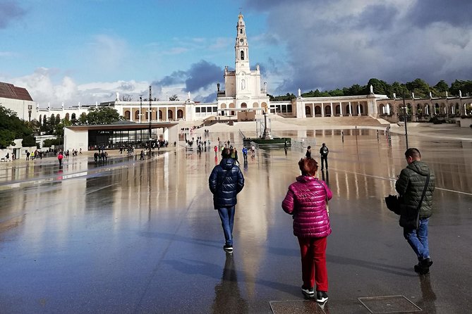 Private Tour to Fatima from Lisbon - Basilica de Nossa Senhora do Rosário: tombs, closeness, and scale