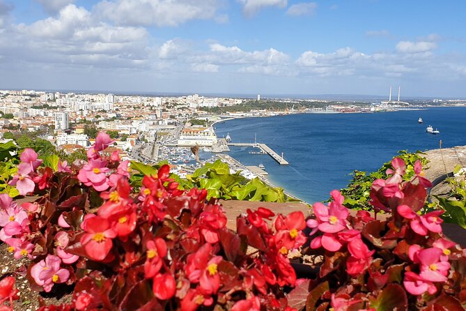 Private Tour to the Christ King and Arrábida - Stop 3: Castelo de Sesimbra for city-and-beach angles